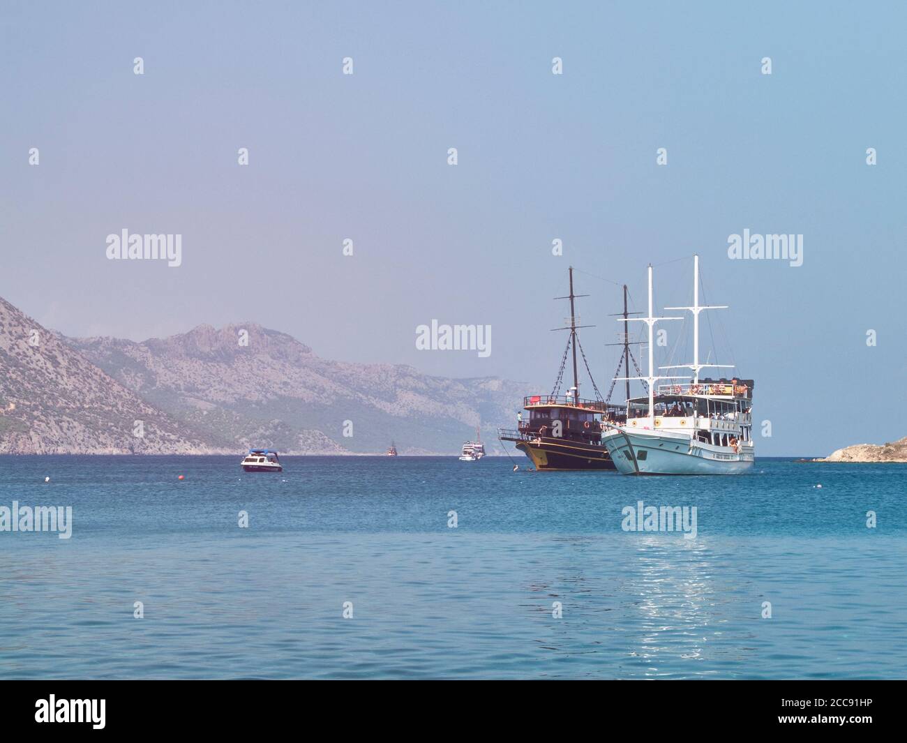 Nautica yacht in crociera nel Mediterraneo bay. Ricreazione marino navi da crociera nel pomeriggio soleggiato. Tisan, Mersin provincia, Turchia Foto Stock