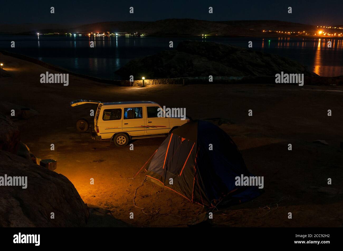 LUDERITZ, NAMIBIA - 13 GIUGNO 2011: Vista notturna di un campeggio sull'isola di Shark. Sono visibili una tenda e un veicolo Foto Stock