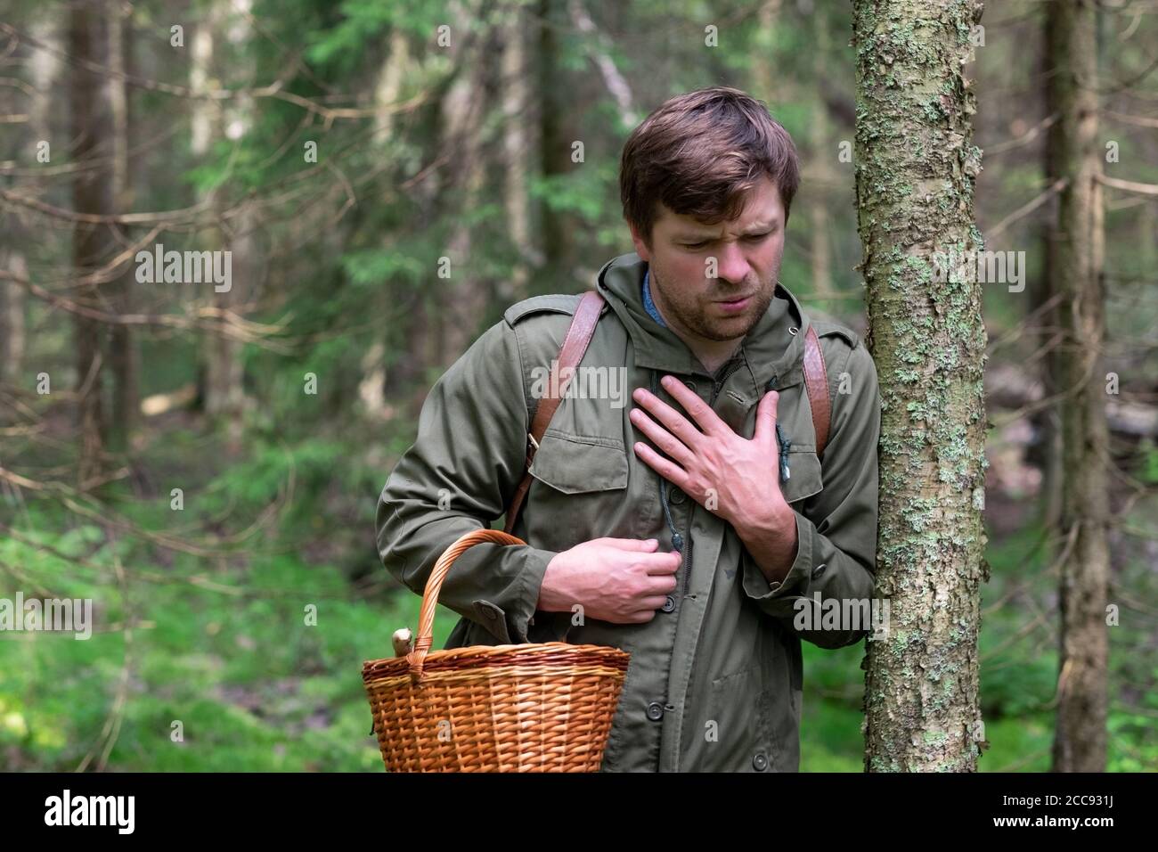 L'uomo potrebbe avere un attacco di cuore mentre cammina alla foresta. Foto Stock