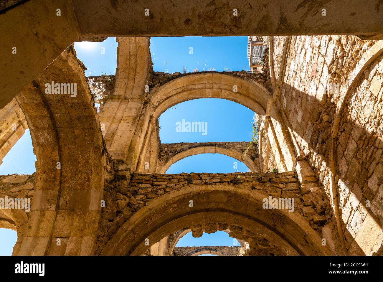 Vista delle rovine di un antico monastero abbandonato a Santa Maria de Rioseco, Burgos, Foto Stock