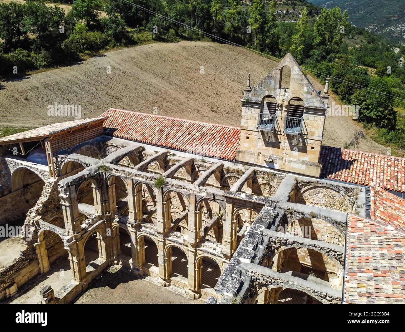 Veduta aerea delle rovine di un antico monastero abbandonato a Santa Maria de rioseco, Burgos, Foto Stock