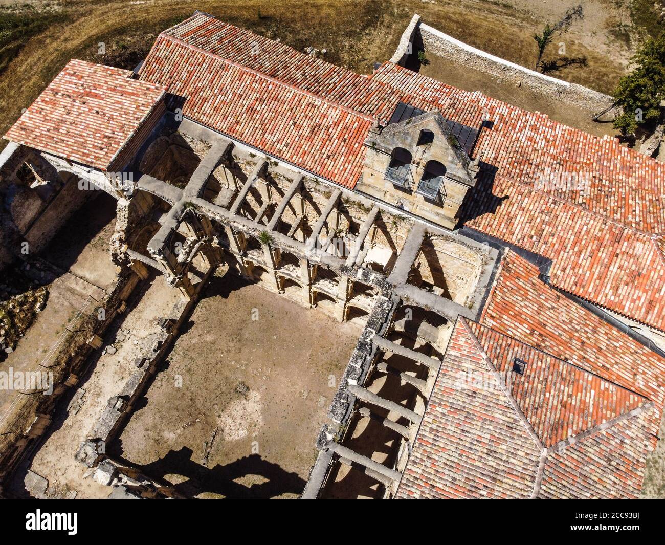 Veduta aerea delle rovine di un antico monastero abbandonato a Santa Maria de rioseco, Burgos, Foto Stock