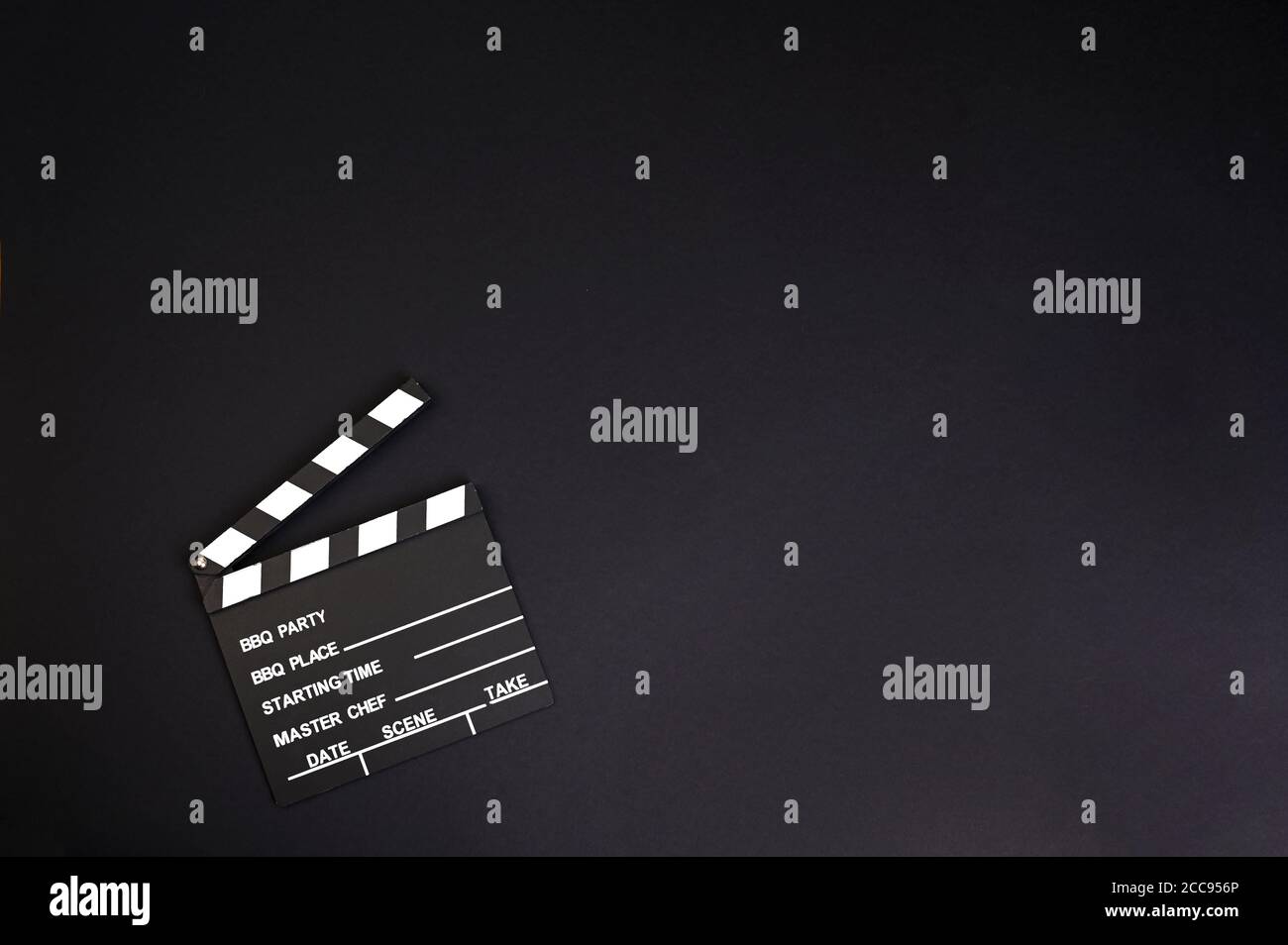 Clapper board o film slate.IT è utilizzato nella produzione video e industria cinematografica su sfondo nero. Foto di alta qualità. Spazio di copia. Foto Stock