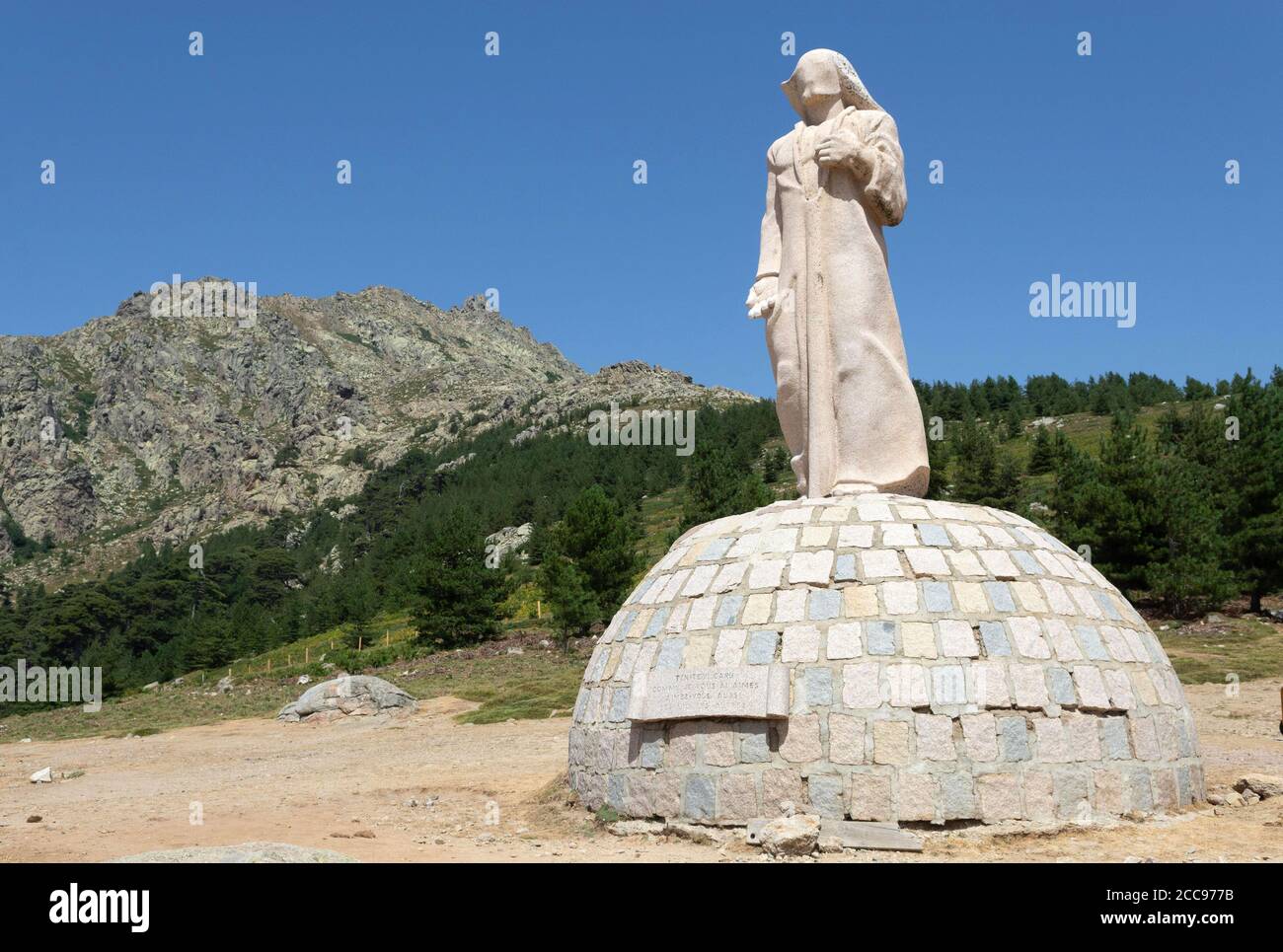 Corsica del Sud: Il passo del Vergio è dominato dalla statua di Cristo Re, monolito di granito rosa del peso di 25 tonnellate, fino a 6 metri (9.5 piedi con la sua b Foto Stock