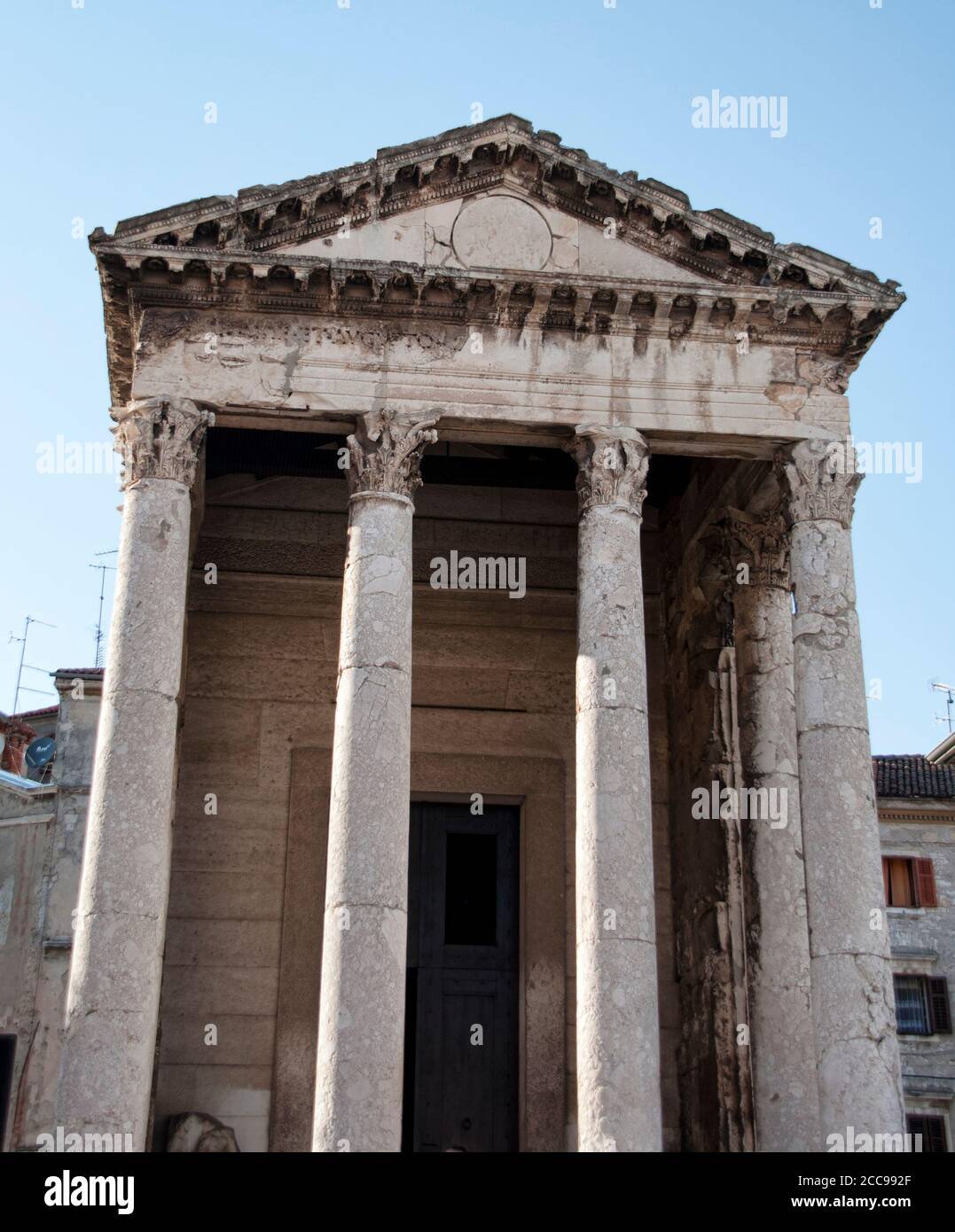 Tempio di Augusto, dedicato al primo imperatore romano Augusto, situato nella città di Pola, Croazia Foto Stock