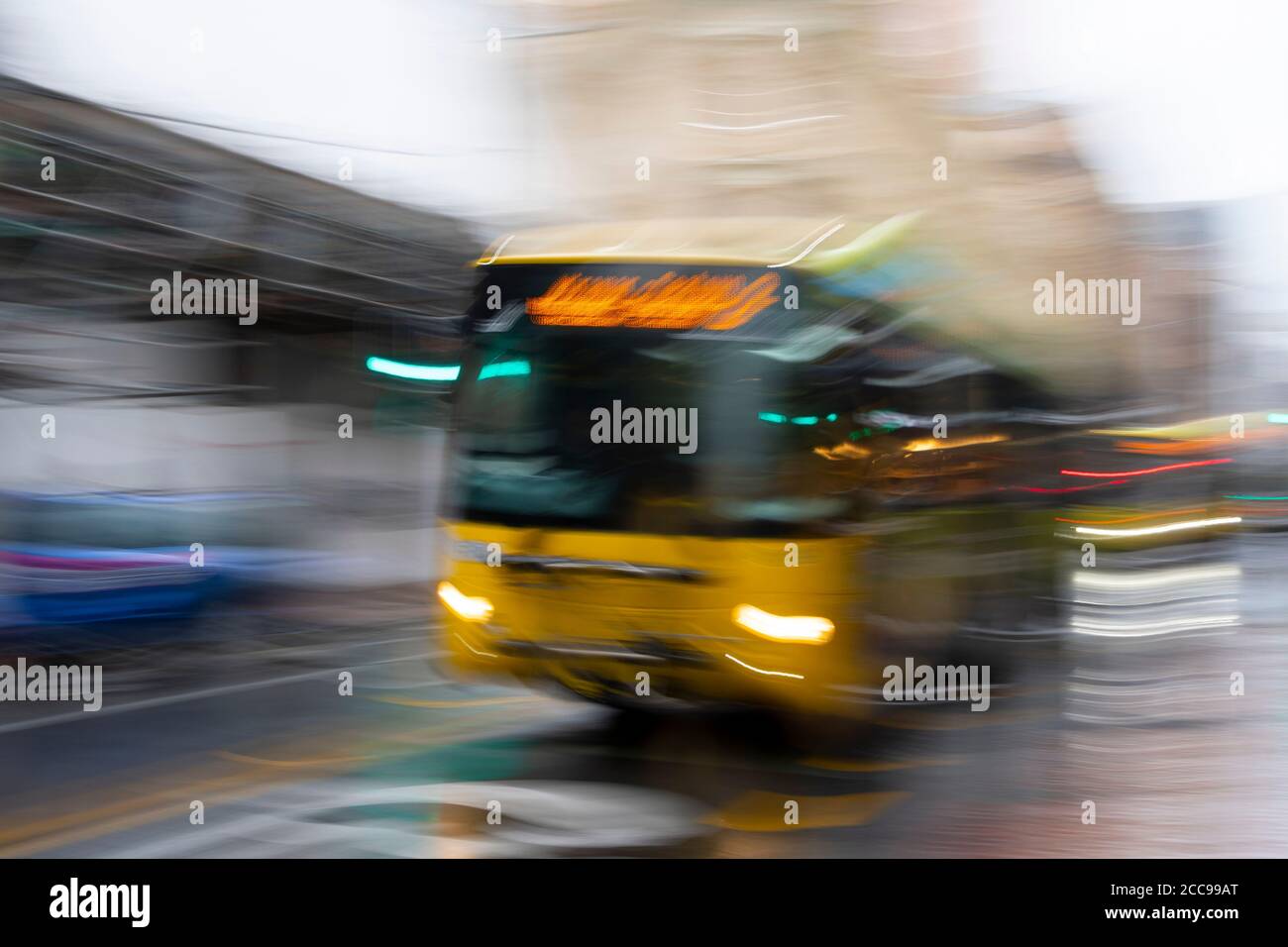Autobus in movimento a Wellington, Isola del Nord, Nuova Zelanda Foto Stock