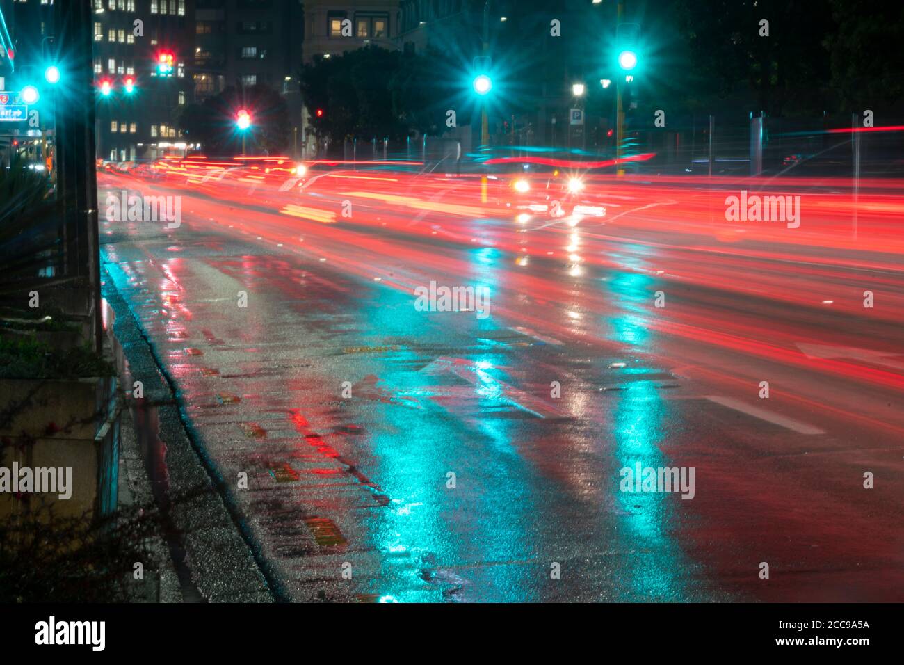 Riflessione dei segnali stradali e del traffico in movimento in Wet Street, Wellington, Isola del Nord, Nuova Zelanda Foto Stock