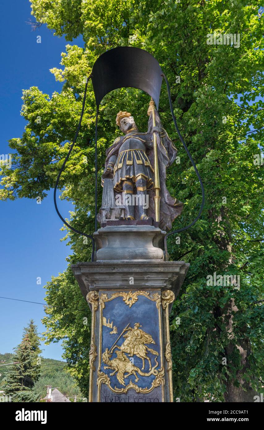 Figura di San Giorgio nel villaggio di Klastor pod Znievom, vicino ai monti Malá Fatra, Regione Zilina, Slovacchia Foto Stock