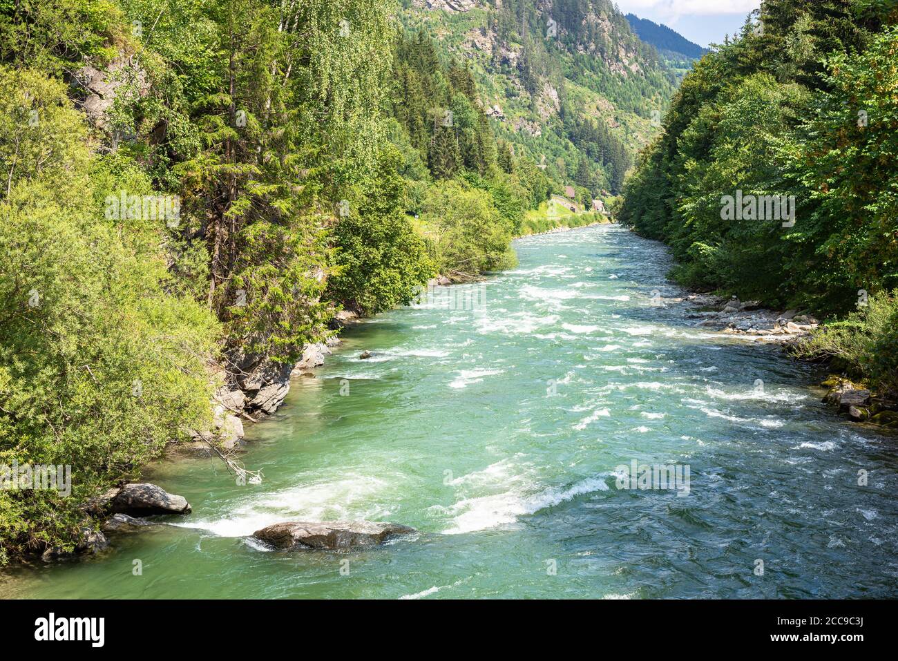 Bella immagine paesaggistica del fiume Mur nella parte sud-orientale del Salzburgerland, Austria. Foto Stock