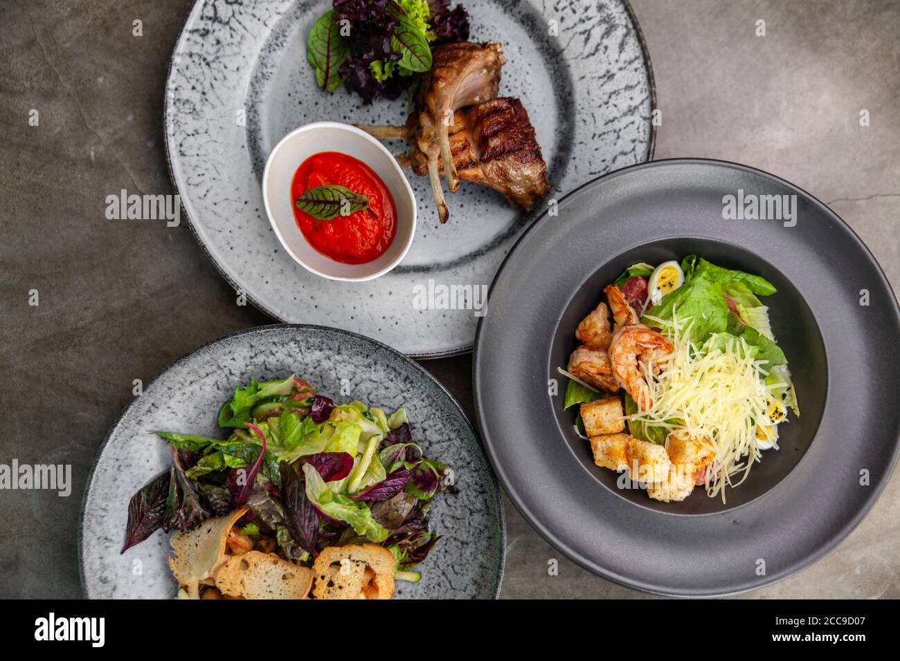 Tavolo pieno di insalate di cucina Mediterranea Foto Stock