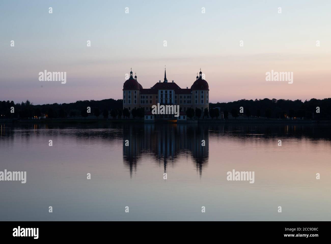 Splendida vista serale del palazzo barocco di Moritzburg circondato da un lago. Grande estate sunsetin Sassonia, Dresda posizione, Germania, Europa. Traveli Foto Stock
