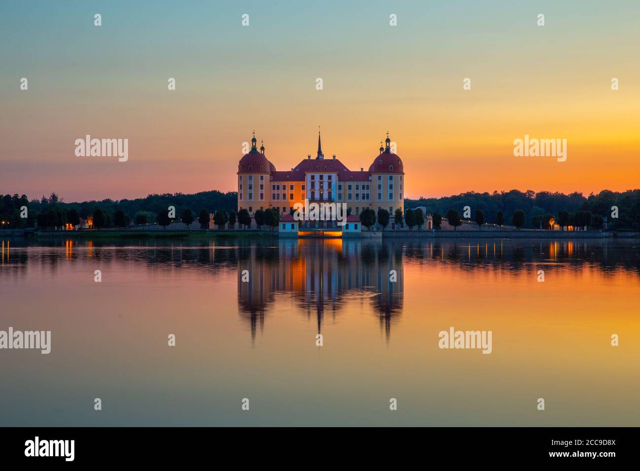 Splendida vista serale del palazzo barocco di Moritzburg circondato da un lago. Grande estate sunsetin Sassonia, Dresda posizione, Germania, Europa. Traveli Foto Stock