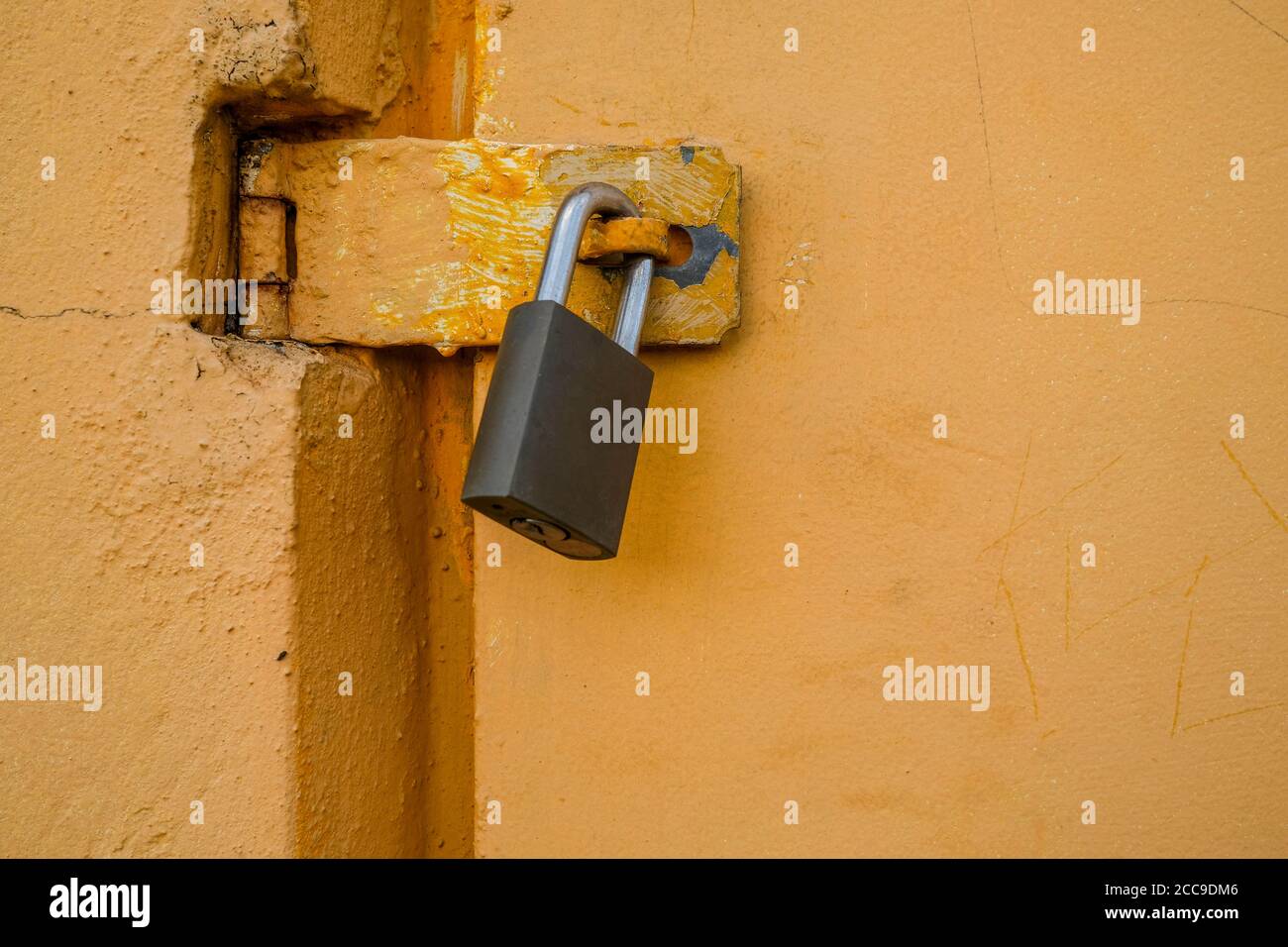 Primo piano del lucchetto sullo sportello in metallo Foto Stock