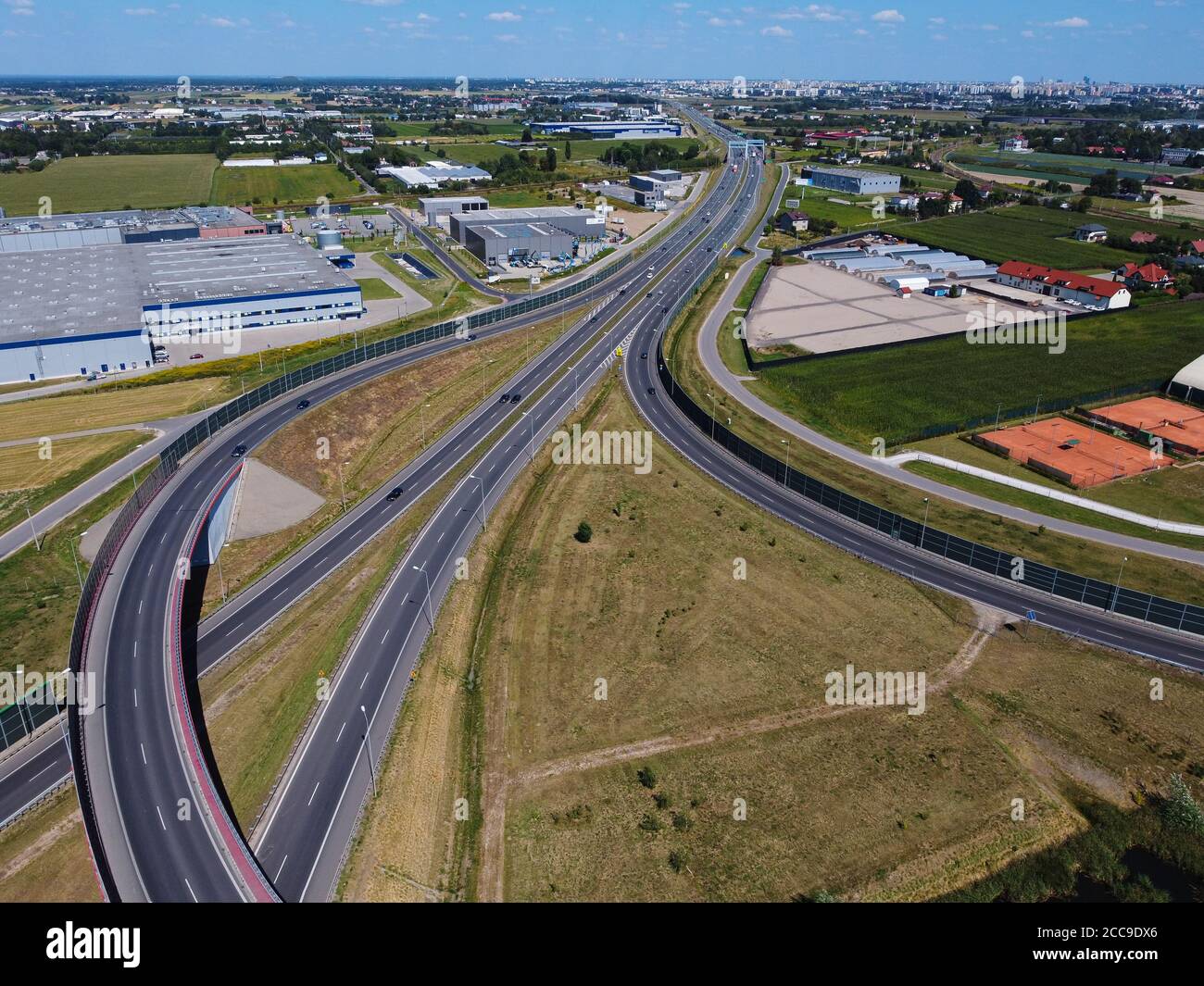 Autostrada vicino alla capitale, tangenziale della grande città. Drone, vista aerea. Foto Stock