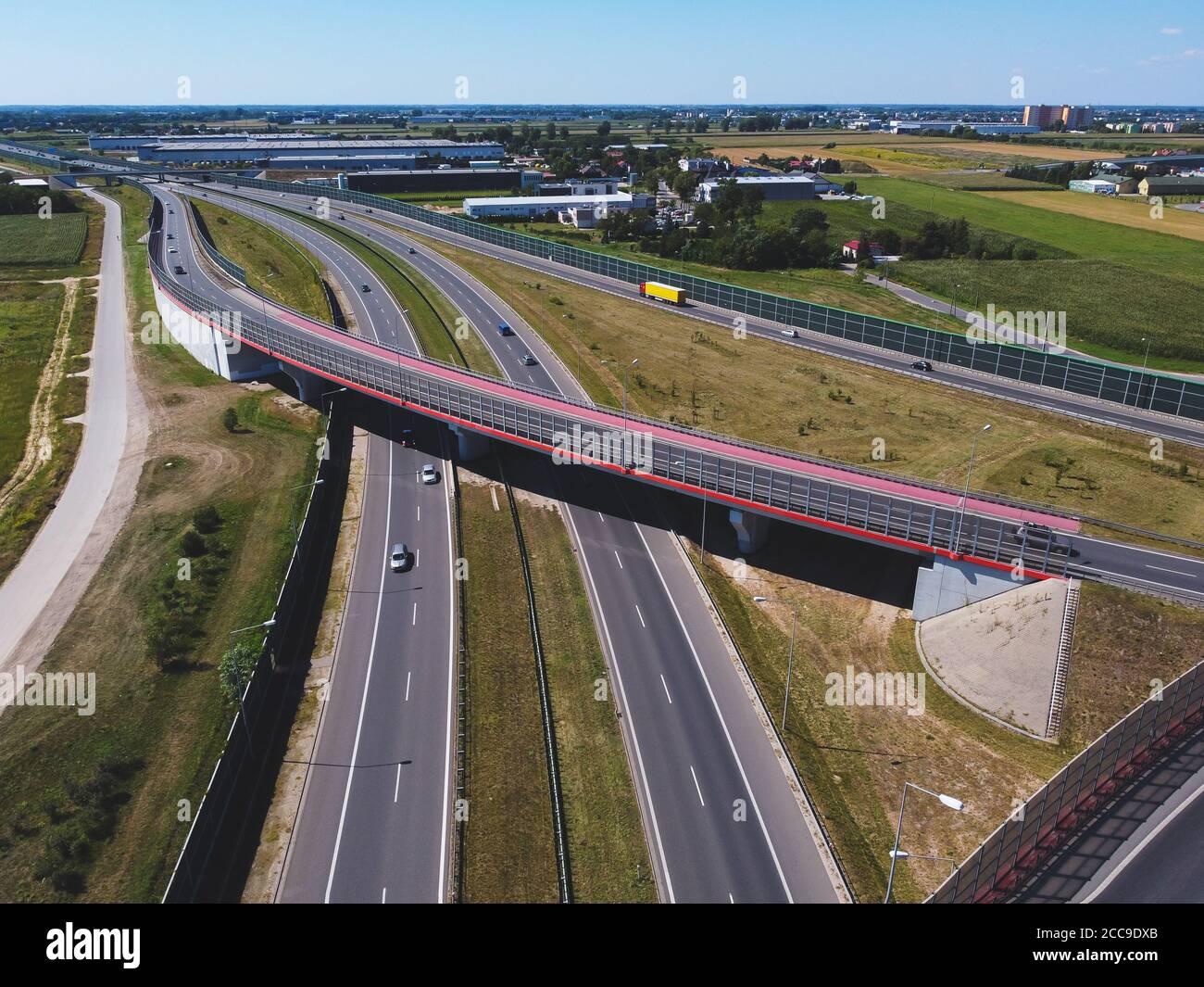 Autostrada vicino alla capitale, tangenziale della grande città. Drone, vista aerea. Foto Stock