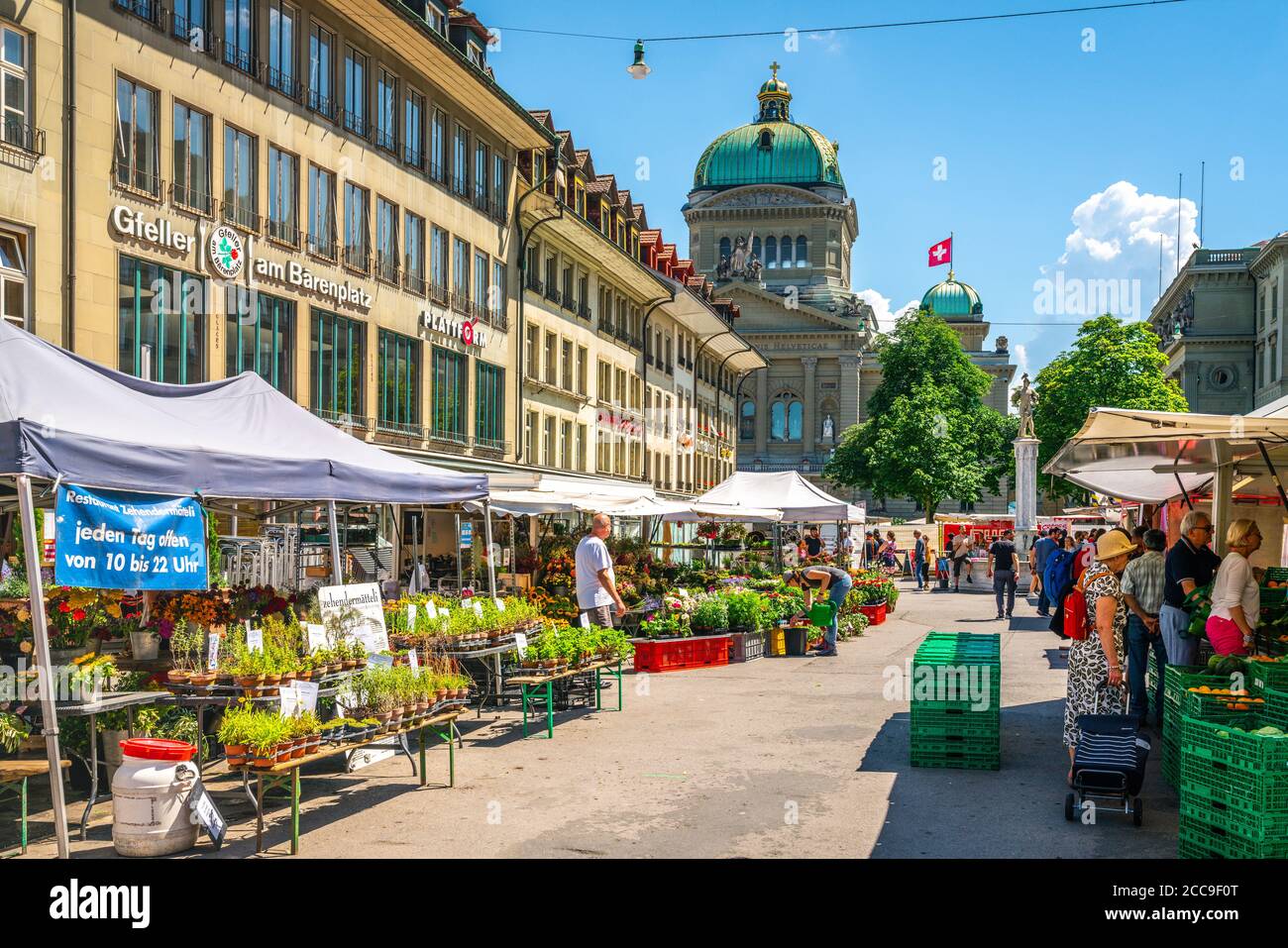 Berna Svizzera , 27 giugno 2020 : popolazione al mercato agricolo in piazza Barenplatz e edificio federale Bundeshaus in background nel centro storico di Berna Svizzerl Foto Stock