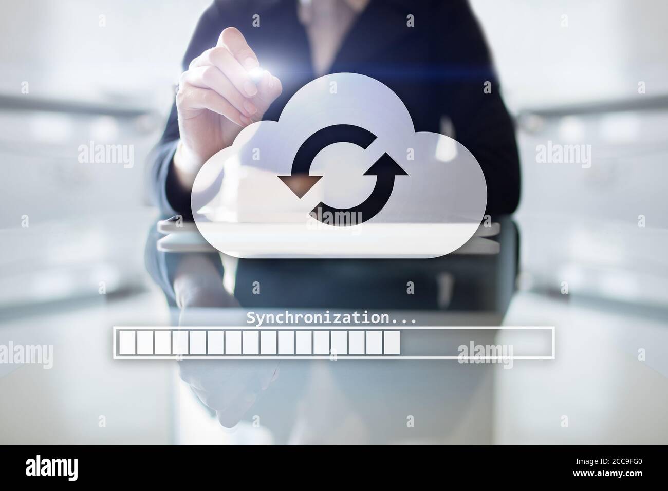 Sincronizzazione cloud, storage dei dati, Internet e concetto di elaborazione su schermo virtuale Foto Stock