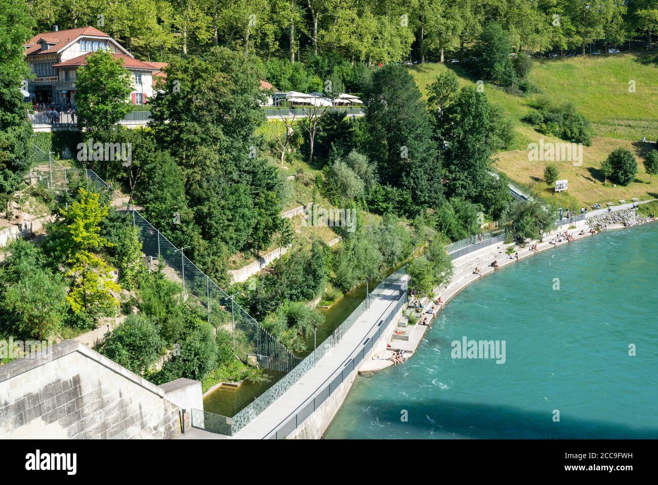 Berna Svizzera , 27 giugno 2020 : Vista dall'alto del parco della buca degli orsi di Berna o Barengraben e delle persone sulle rive del fiume Aare durante l'estate 2020 a Berna Svizzera Foto Stock