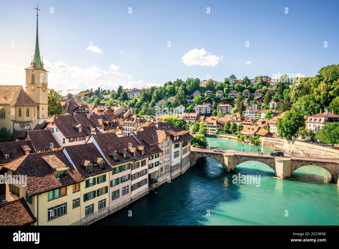 Panorama panoramico della città di Berna al tramonto con il ponte untertorbrucke Aare fiume e edifici storici Nydegg chiesa vista con drammatico Luce a Berna ol Foto Stock