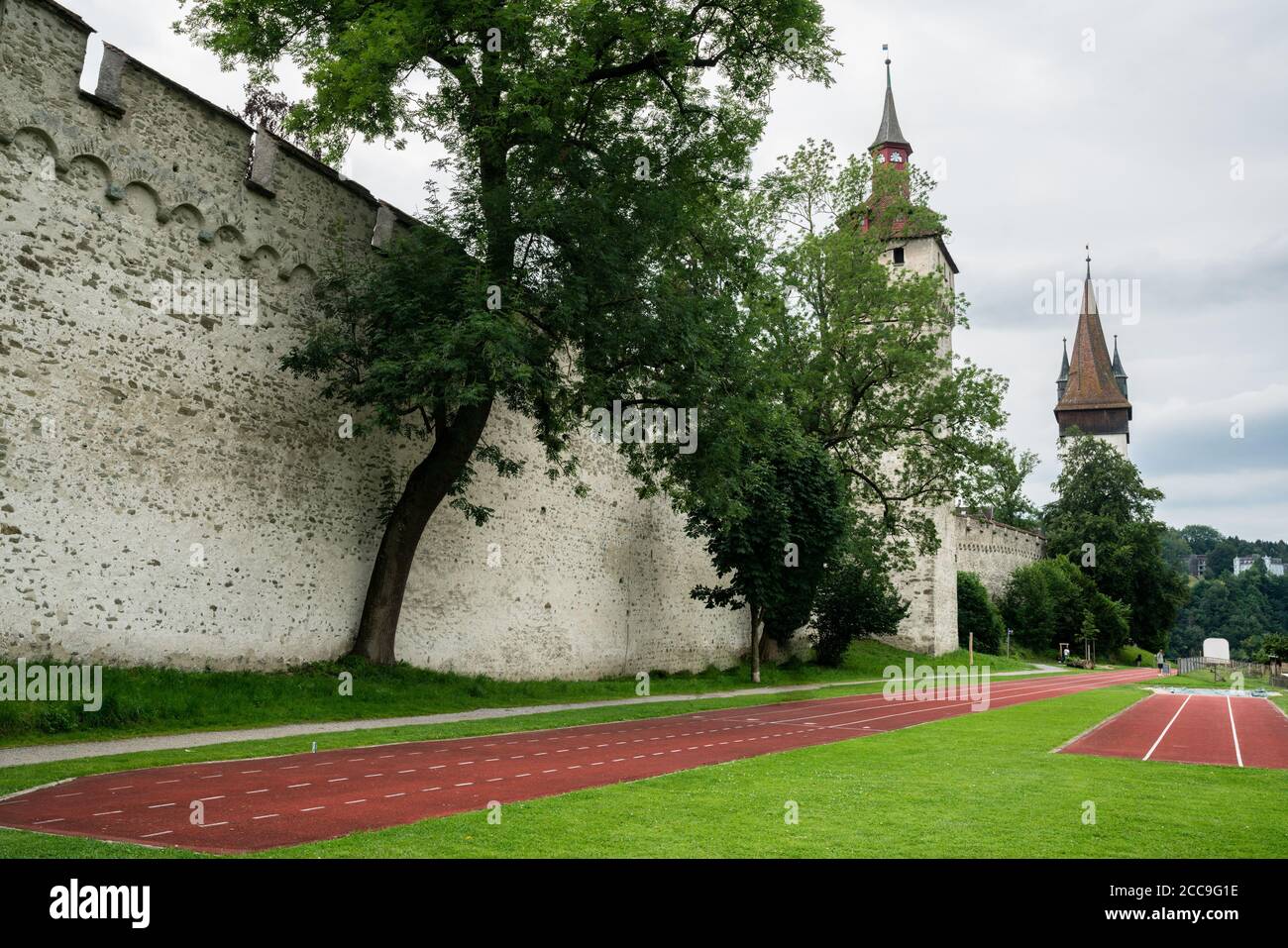 Lucerna medievale Muro e torri di Musegg una ex fortificazione e. piste da corsa davanti a te in caso di condizioni meteorologiche avverse Giornata a Lucerna Svizzera Foto Stock