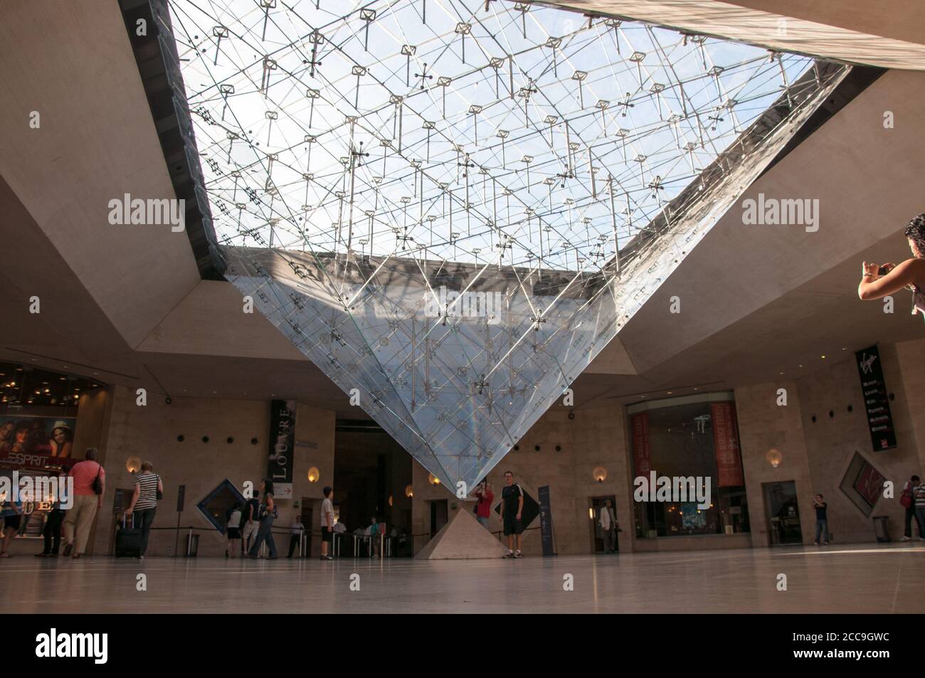 Parigi, Francia - 17 luglio 2010: Vista interna della piramide del Museo del Louvre. Il Museo del Louvre è uno dei musei più grandi e più visitati del mondo Foto Stock