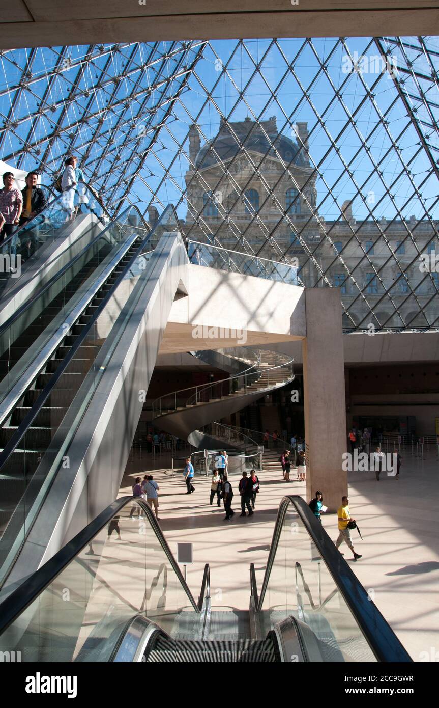 Parigi, Francia - 17 luglio 2010: Vista interna della piramide del Museo del Louvre. Il Museo del Louvre è uno dei musei più grandi e più visitati del mondo Foto Stock