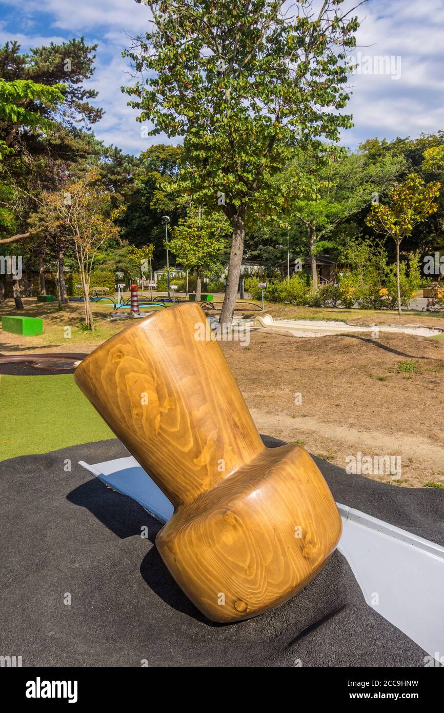 Grande replica di legno tappo champagne utilizzato come un pericolo su un campo di mini-golf - Camping de Nantes, Nantes, Loire-Atlantique, Francia. Foto Stock