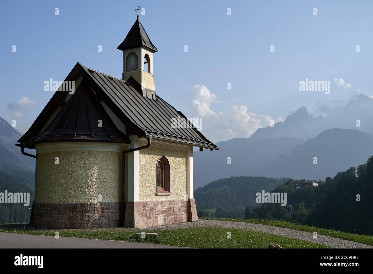 La cappella di Kirchleitn e Watzmann in una giornata estiva in Berchtesgadener Land, Baviera, Germania Foto Stock