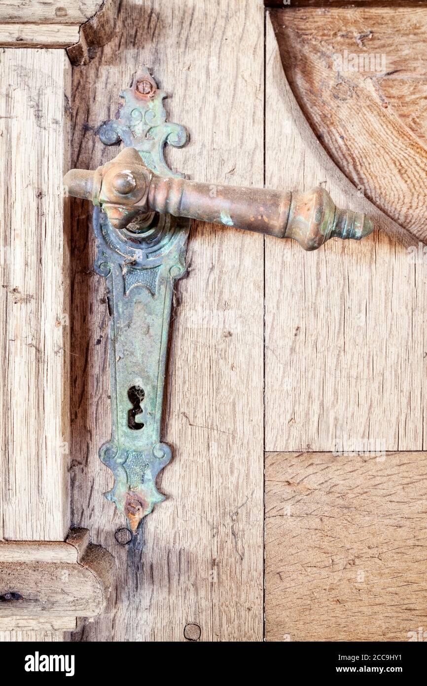 Chiusura dell'antica maniglia della porta corrosa sulla porta di legno Foto Stock