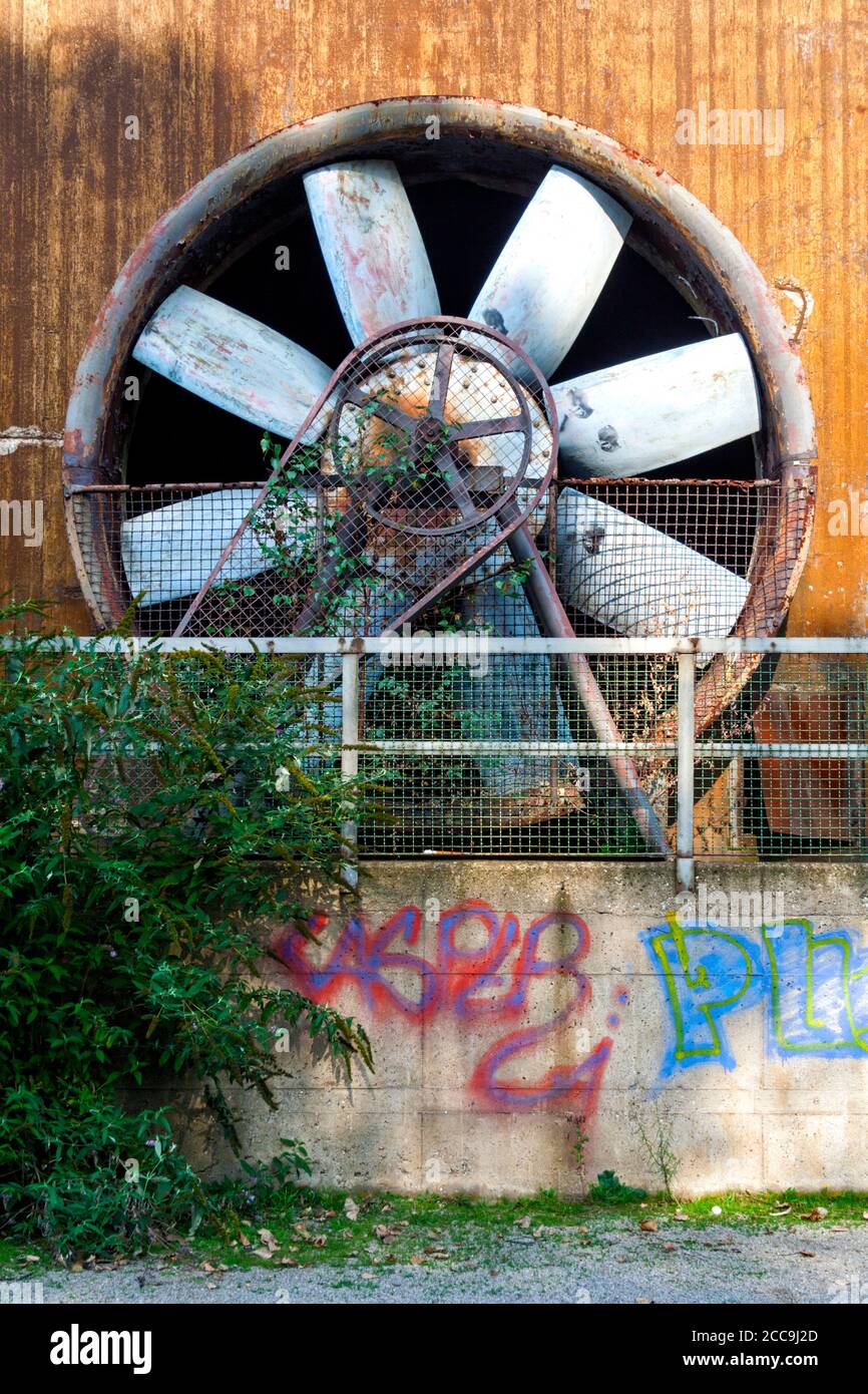 Grande ventilatore industriale a altoforno abbandonato Foto stock - Alamy