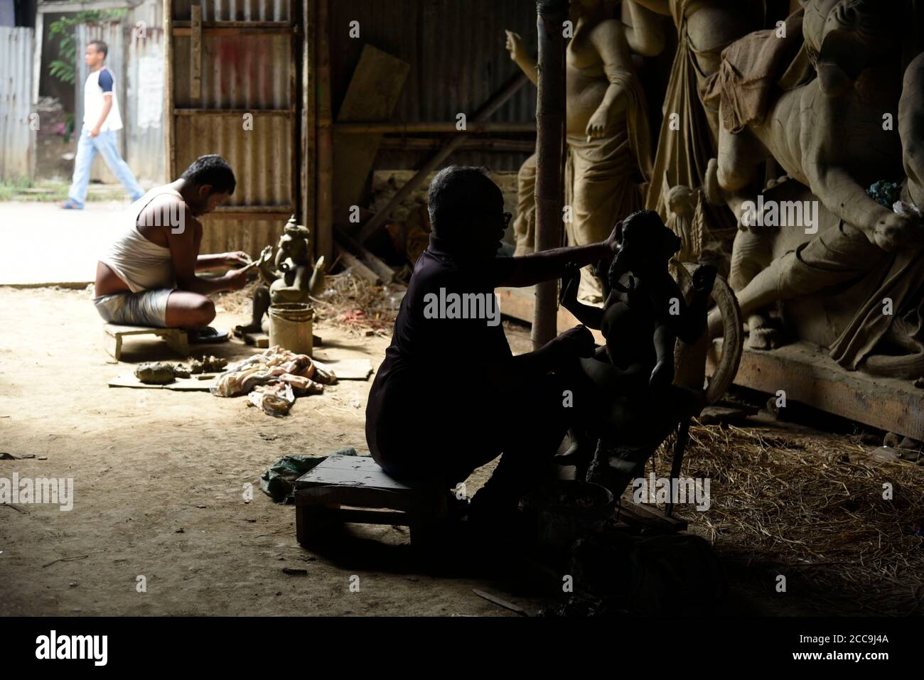 Guwahati, Assam, India. 20 Agosto 2020. Artigiano che lavora a fare un idolo di elefante guidato Dio indù Ganesha in un laboratorio prima del Ganesh Chaturthi festival, a Guwahati. Credit: David Talukdar/ZUMA Wire/Alamy Live News Foto Stock