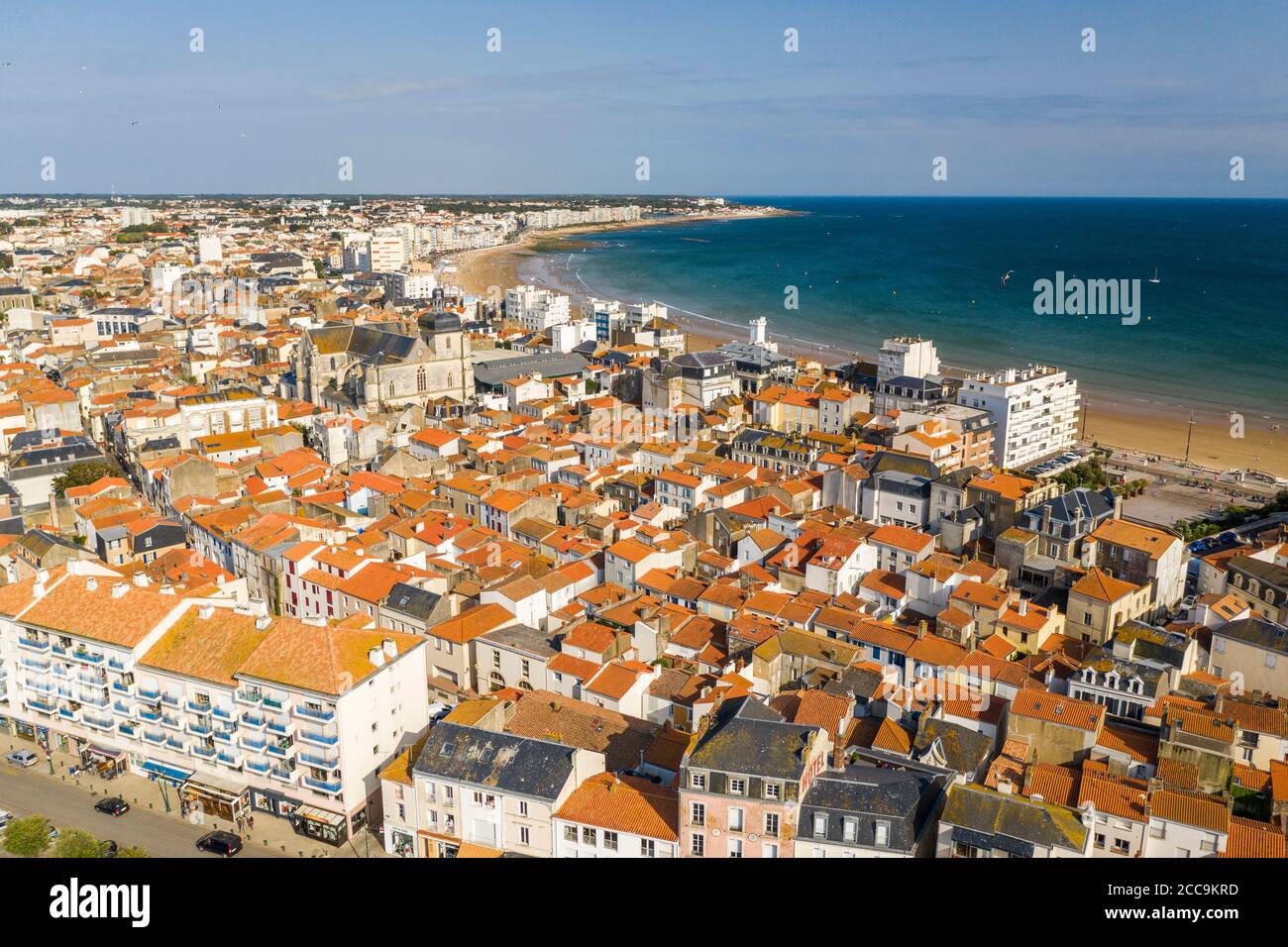 Les Sables d'Olonne: Vista aerea del porto e dei suoi dintorni, con il mercato coperto e la Chiesa di Notre-Dame de Bon Port. Nel backgro Foto Stock