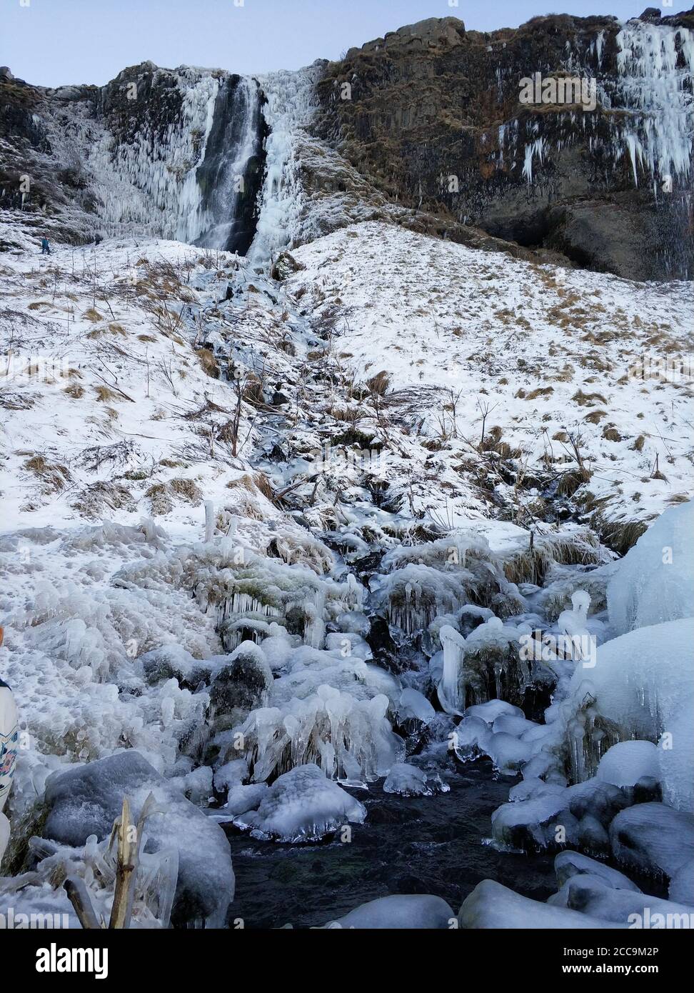 Montagne ghiacciate in inverno. Terra, pietre sono coperte di ghiaccio. Foto Stock