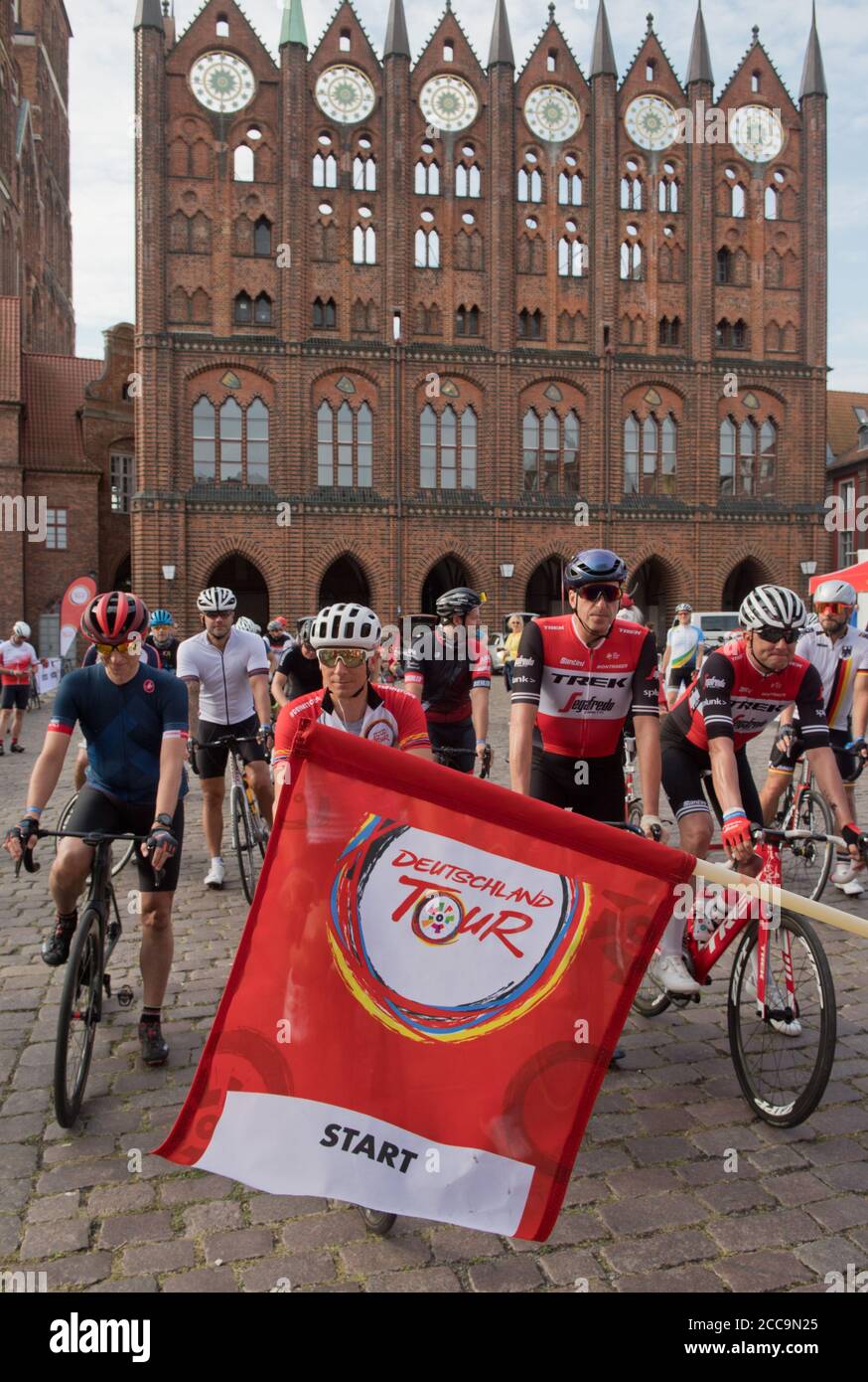 Stralsund, Germania. 20 Agosto 2020. I ciclisti da corsa iniziano a Stralsund, di fronte al municipio. Sotto il motto "Your Ride", piccoli gruppi di ciclisti amanti dello sport potranno percorrere il percorso del Germany Tour 2021 in quattro tappe da Stralsund a Norimberga dal 20 al 23 agosto con ex professionisti come guida. Credit: Stefan Sauer/dpa/Alamy Live News Foto Stock