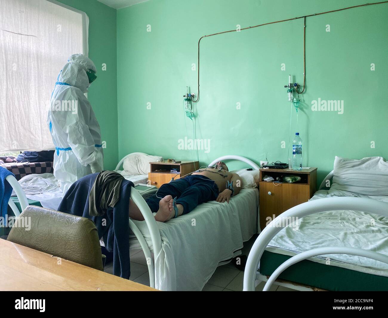 Oryol, Russia - Agosto, 2020. Medico con apparecchiatura di elettrocardiogramma che effettua il test del cardiogramma al paziente di sesso maschile in ospedale Foto Stock
