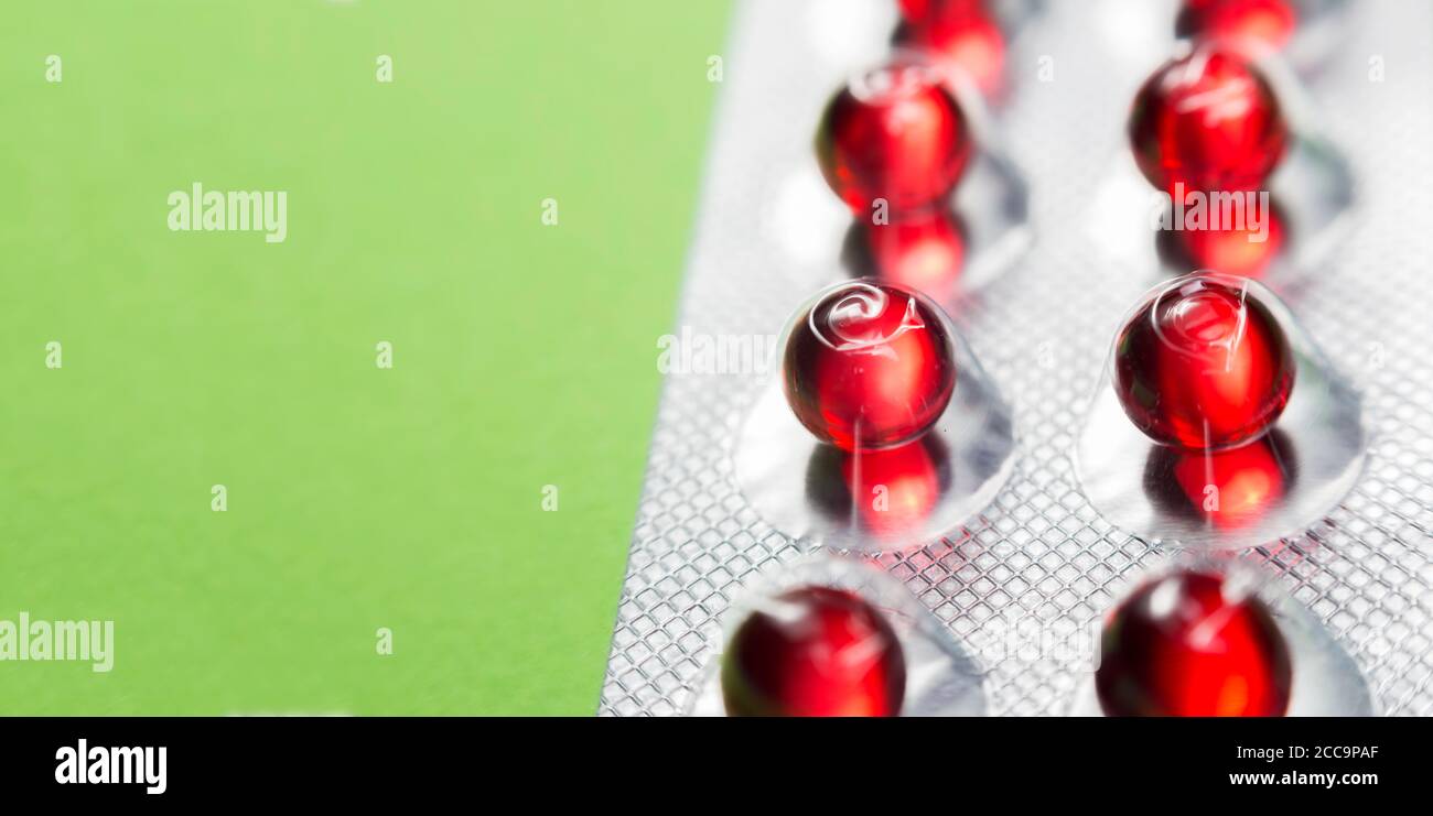 Blister metallico con capsule di medicina rossa. Foto Stock