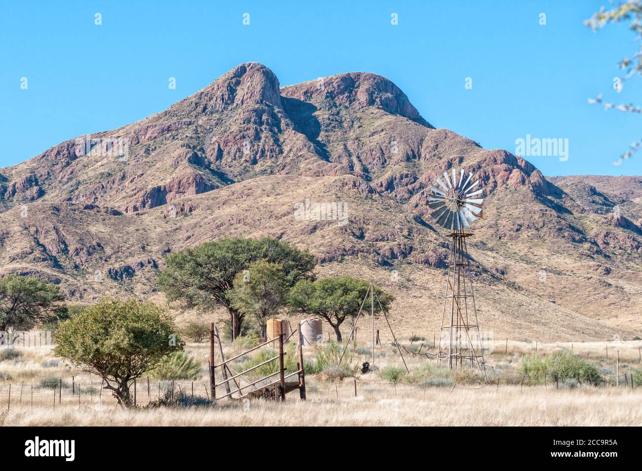 Paesaggio, con mulini a vento e serbatoi d'acqua, a Toekoms in Namib Rand Foto Stock