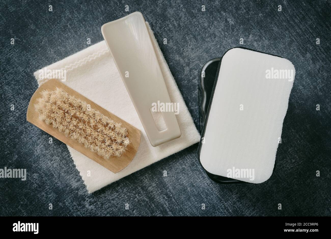Prodotti per la cura delle scarpe su sfondo grigio, primo piano Foto Stock