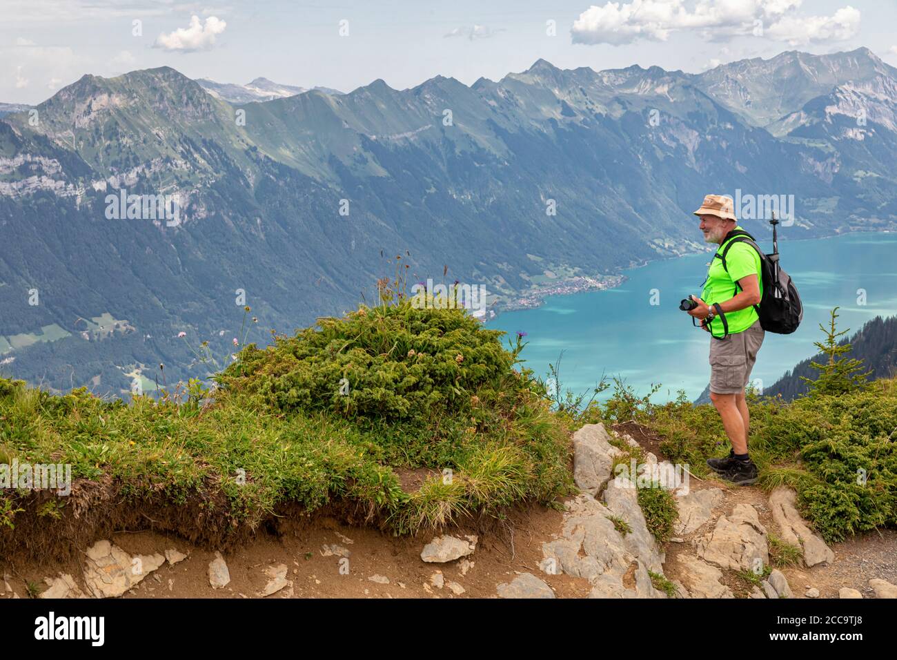 Un escursionista si affaccia sul Lago di Brienz, Canton Berna, Svizzera Foto Stock