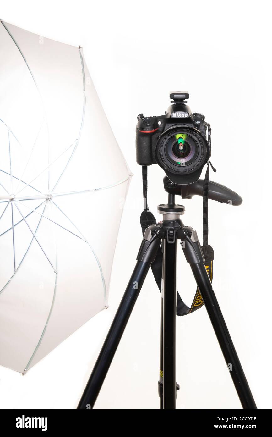 Primo piano verticale dell'attrezzatura fotografica, di una fotocamera DSLR e di un sistema di illuminazione per scattare in uno studio. Foto Stock