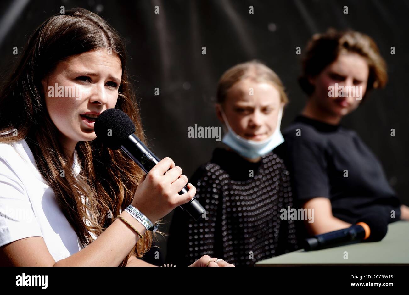 Berlino, Germania. 20 Agosto 2020. Gli attivisti del clima Greta Thunberg (M), Luisa Neubauer (l) e Anuna de Wever danno una conferenza stampa. In precedenza, i venerdì per i futuri attivisti sono stati ricevuti dal Cancelliere tedesco per un colloquio. Foto: Kay Nietfeld/dpa Credit: dpa Picture Alliance/Alamy Live News Foto Stock