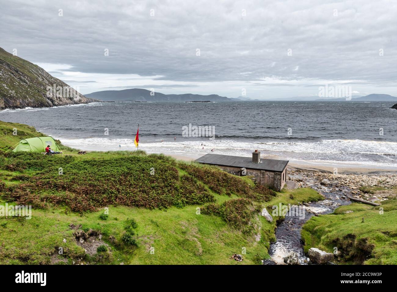 Achill, Irlanda - 30 luglio 2020: Persone selvatiche campeggio a Keem Bay sulla contea di Achill Island Mayo in Irlanda Foto Stock