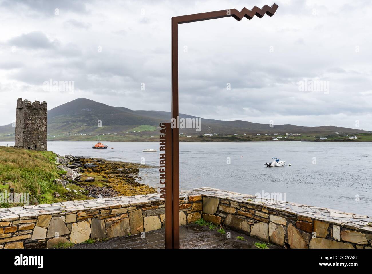 Achill, Ireland- 30 lug 2020: Un punto di vista Cheibh Bheag Wild Atlantic Way vicino al Castello di Kildavnet sulla contea di Achill Island Mayo in Irlanda Foto Stock