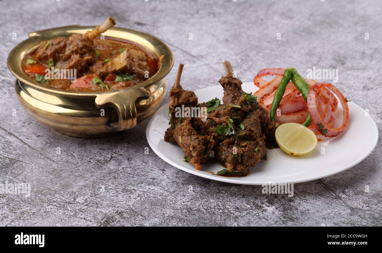 Bhuna Gosht Mutton masala O indiano Agnello masala e curry di montone servito con cipolla su sfondo moody. Foto Stock