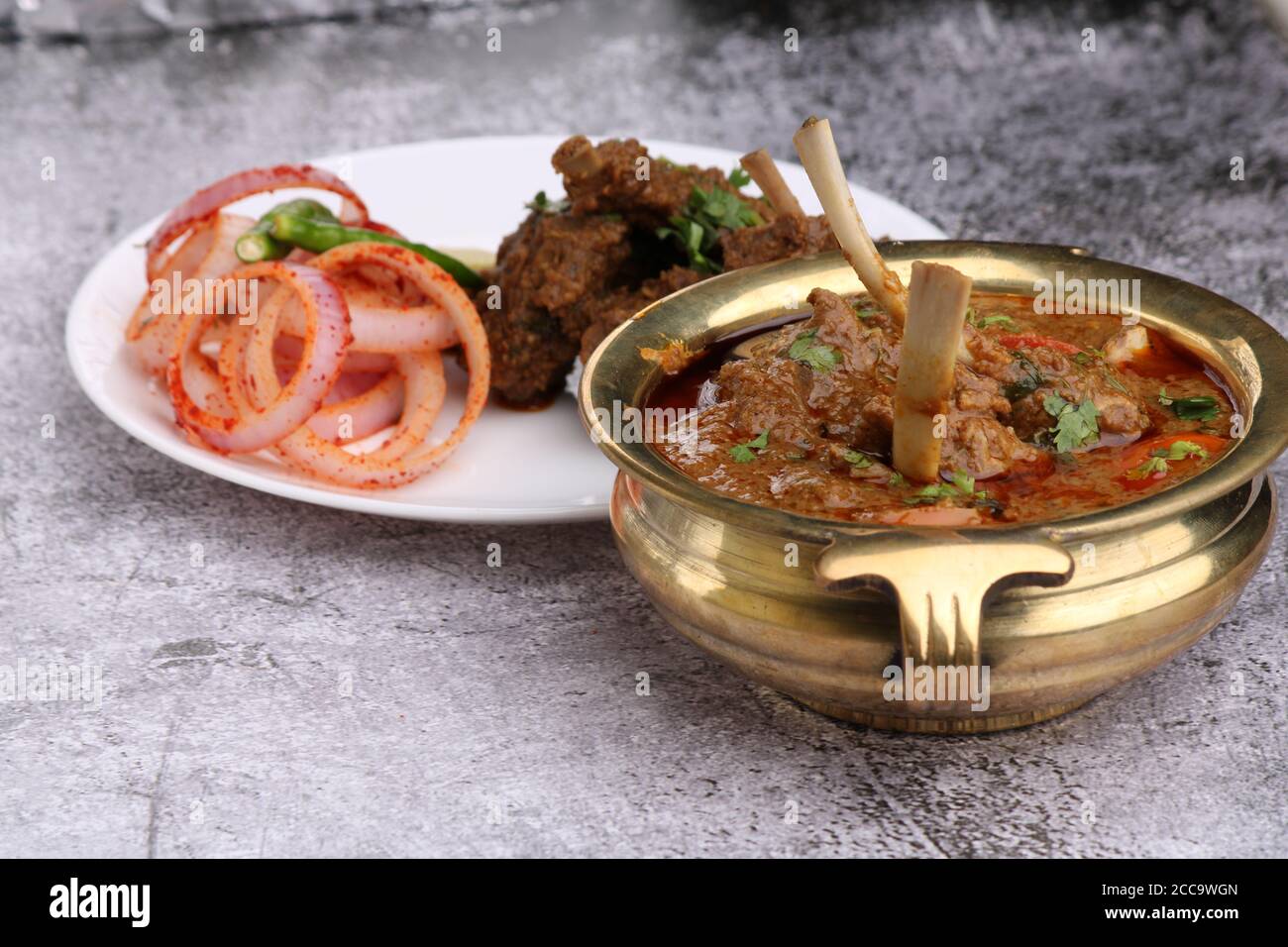 Bhuna Gosht Mutton masala O indiano Agnello masala e curry di montone servito con cipolla su sfondo moody. Foto Stock