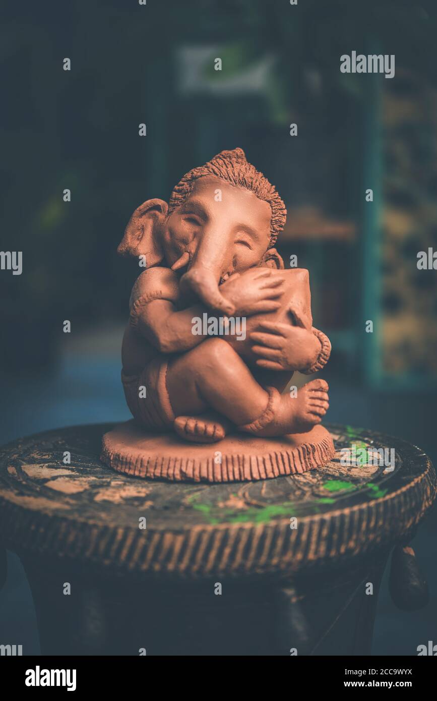 Casa fatto eco-friendly ganesha o ganpati idolo per ganesh Chaturthi o festival Foto Stock