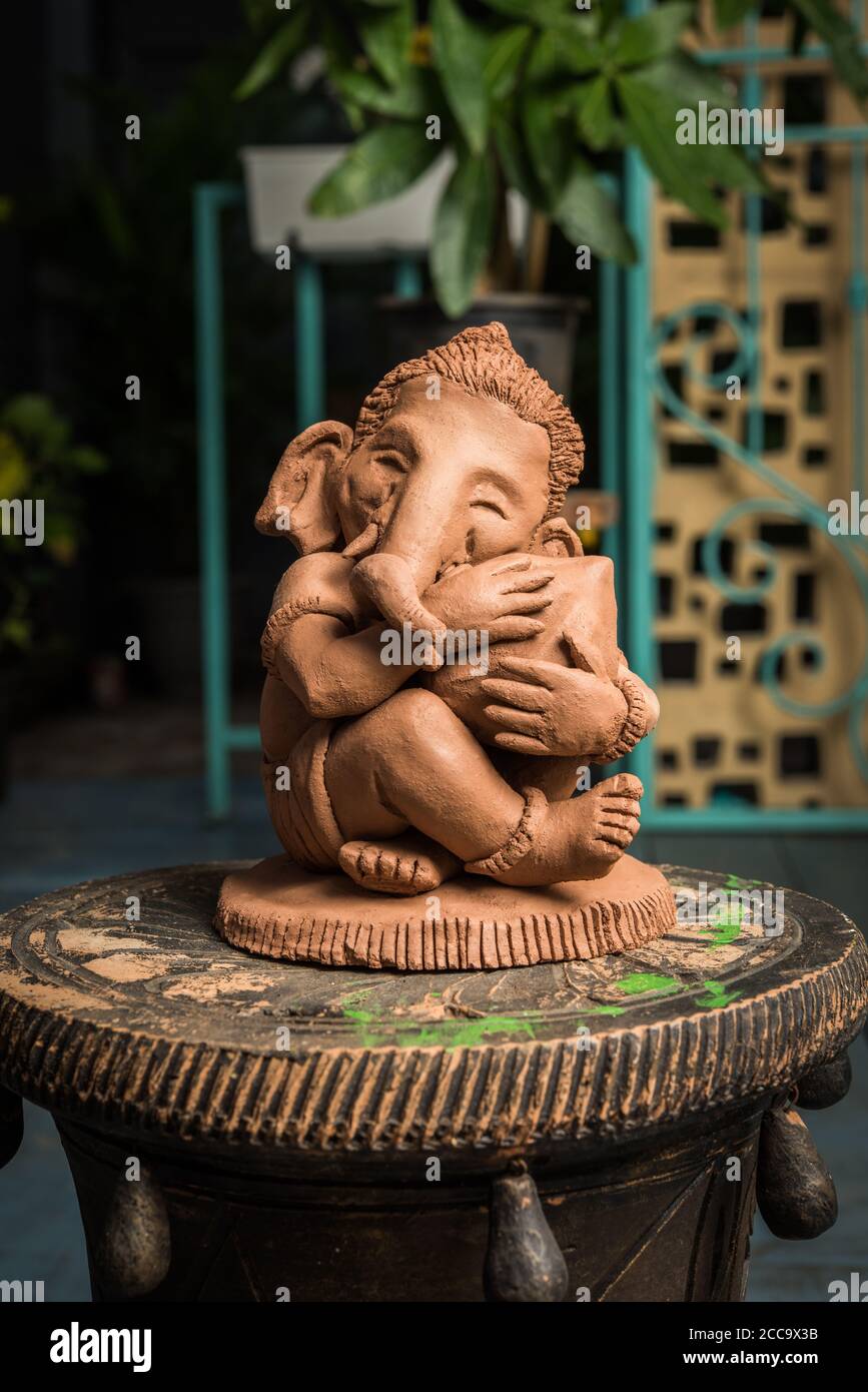 Casa fatto eco-friendly ganesha o ganpati idolo per ganesh Chaturthi o festival Foto Stock