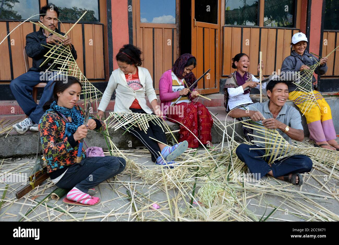 La gente del villaggio remoto sta lavorando di conseguenza al loro sforzo migliore ad Arunachalpradeesh, India. Foto Stock