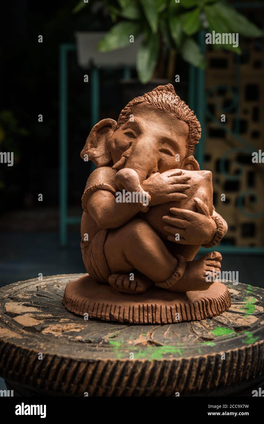 Casa fatto eco-friendly ganesha o ganpati idolo per ganesh Chaturthi o festival Foto Stock