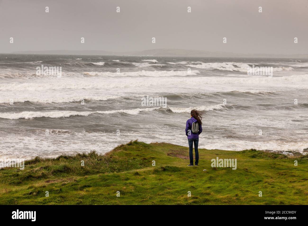 Garrettstown, Cork, Irlanda. 20 agosto 2020. Il visitatore francese Axelle Josselin vaga il potere della Wild Atlantic Way dopo Storm Ellen a Garrettstown, Co. Cork, Irlanda. - credito; David Creedon / Alamy Live News Foto Stock
